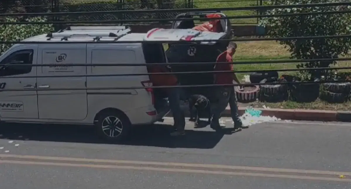 Video | Denuncian a conductor por dejar contenedor lleno de escombros en plena vía de Bogotá