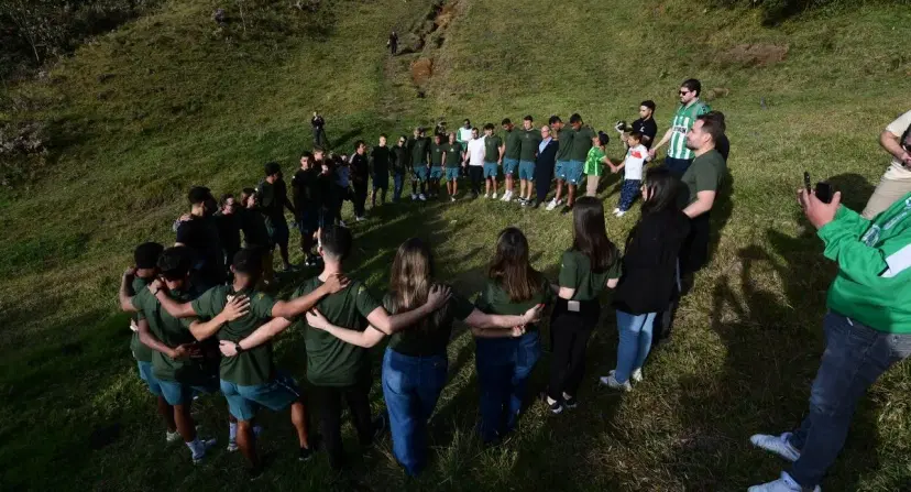 Diez años después, plantilla actual de Chapecoense visitó lugar de trágico accidente en Antioquia