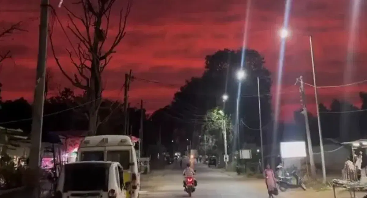 Video | En medio del Halloween, el cielo en India ‘sangró’ con el paso del ciclón Arnab