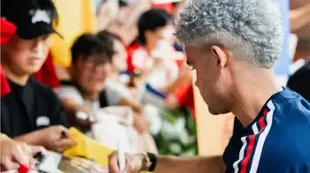 Video | Luis Díaz desató la locura en Corea del Sur: cientos de aficionados lo recibieron como héroe