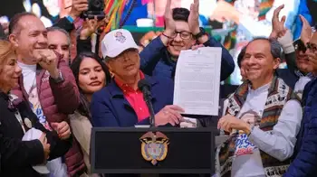 Presidente Petro mantiene aumento del salario mínimo y presenta nuevo pasaporte