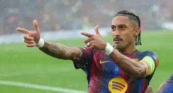 Video | Sutileza de Raphinha para silenciar al Sevilla y anotar el golazo del fin de semana