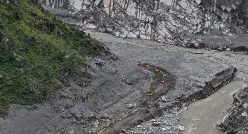 Nepal rescata con vida a dos trabajadores atrapados durante nueve días en túnel