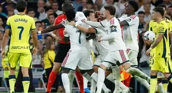 La terrible reacción de Vinicius al ver la roja en Real Madrid vs. Villarreal: casi golpea al juez