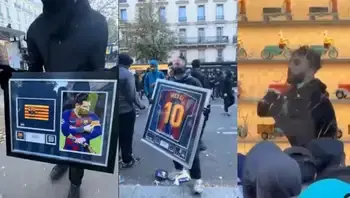 Encapuchados exhiben camisetas y piezas de colección firmadas por Lionel Messi. Robaron una colección de camisetas de Messi durante los saqueos en Francia