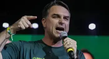 Flávio Bolsonaro está en Estados Unidos, le darán asilo Confirmado: Flávio Bolsonaro está en EE. UU. y él y su familia recibirán visas norteamericanas