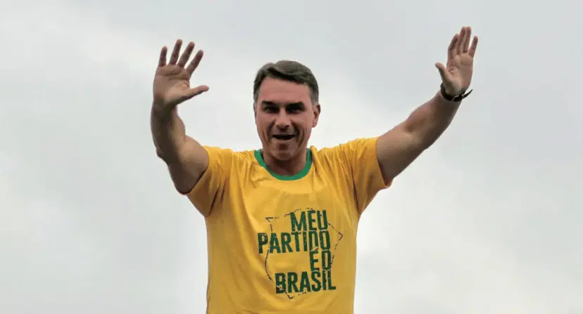 Flávio Bolsonaro huyó a EE. UU. por Argentina pese a la orden de no salir de Brasil. Brasil pidió explicaciones a Argentina por la huida de Flávio Bolsonaro a Estados Unidos