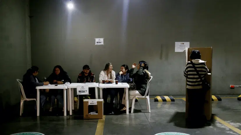 Jurados de votación durante la segunda vuelta presidencial de 2026 en Colombia. Un total de 14.000 jurados no se presentaron a los puestos de votación: ¿qué les espera?