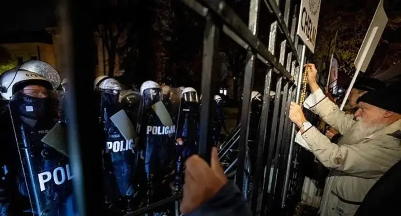 La tensión en Polonia sigue creciendo: la policía rodea la Corte de Varsovia ¿Qué está pasando en Polonia? Crece la crisis tras suspensión del presidente del tribunal