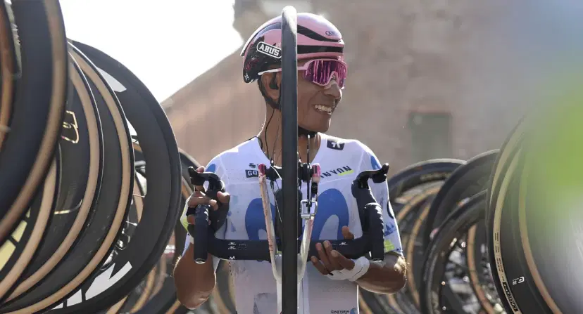 Nairo Quintana recibió un pasillo del pelotón en Ferrara antes de su última carrera. Nairo Quintana se despidió del ciclismo con un pasillo de honor del pelotón en el Giro de Emilia