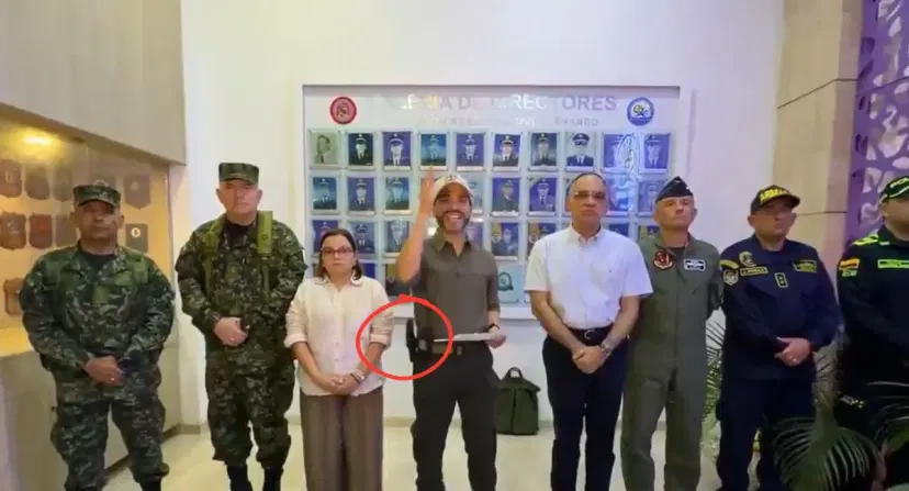 ¿Puede el presidente portar un arma? ¿Tiene permitido el presidente de Colombia portar un arma de fuego? Esto dice la ley