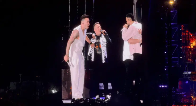 Romeo Santos le pidió su chaqueta a un fan en el concierto con Prince Royce en Bogotá. El divertido momento que vivieron tres fans en el concierto de Romeo Santos y Prince Royce en Bogotá