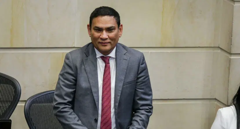 Senador Didier Lobo enfrenta lío judicial Corte Suprema llama a juicio al senador Didier Lobo por irregularidades en contrato