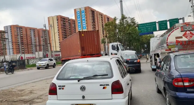 Trancón en la calle 13 hoy Motociclista murió tras fuerte accidente en la calle 13: trancón paralizó entrada a Bogotá
